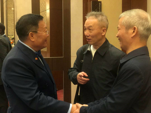 1732795238149659.jpg 与乌干达驻华大使馆商务公使娄晓明先生及大使馆原工作人员杨先生进行亲切交流。.jpg