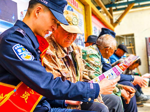 1756699984160534.jpg 图为民警开展法律法规宣传 (1).jpg