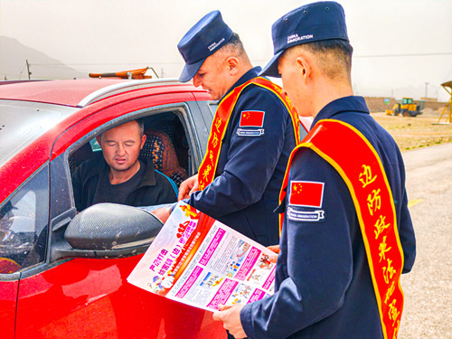 1756700166271488.jpg 图为民警开展法律法规宣传 (3).jpg