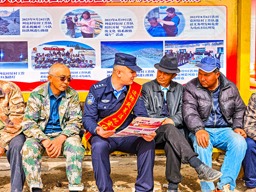 1756700220505320.jpg 图为民警开展法律法规宣传 (4).jpg