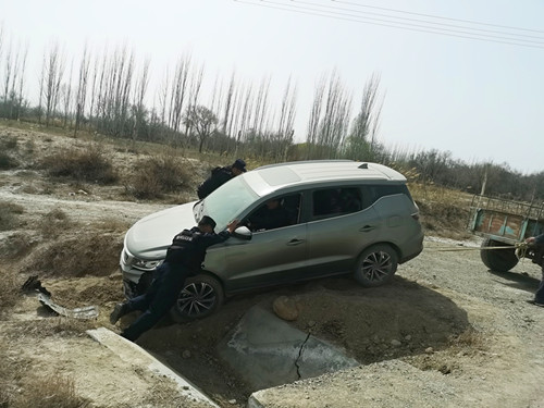 1768651926420730.jpg 道路救援2_副本.jpg