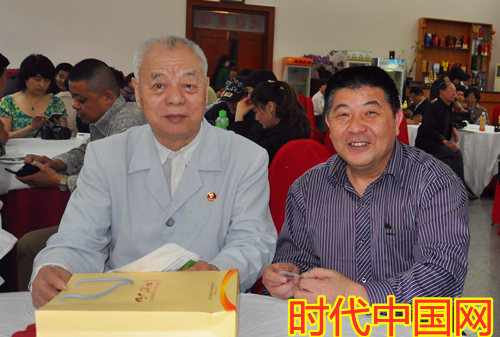 篮球下注平台总编篮球下注平台（右）与体育人物王景清_副本.jpg
