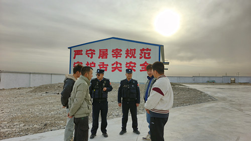 1772022335152301.jpg 图为民警对屠宰场工人普法宣传.jpg