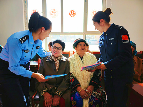 1773057709137258.jpg 图为民警讲解妇女权益保护法2.jpg